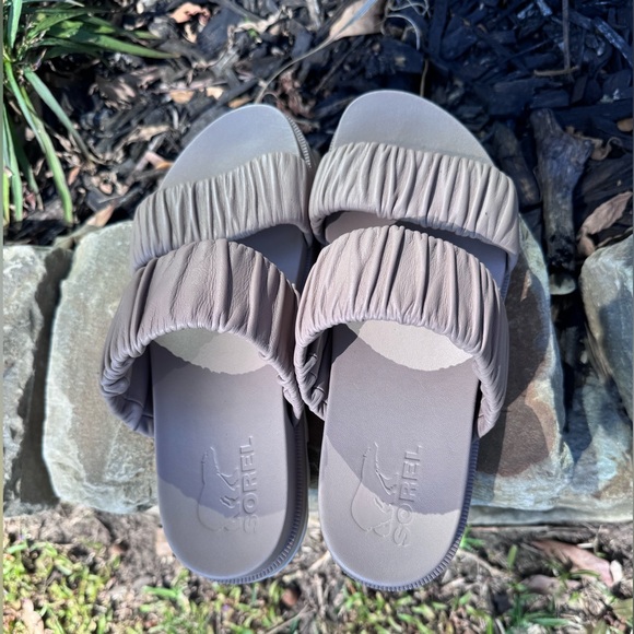 Sorel ROAMING™ TWO STRAP SLIDE FLAT SANDAL in Omega Taupe, size 7 - Picture 7 of 7